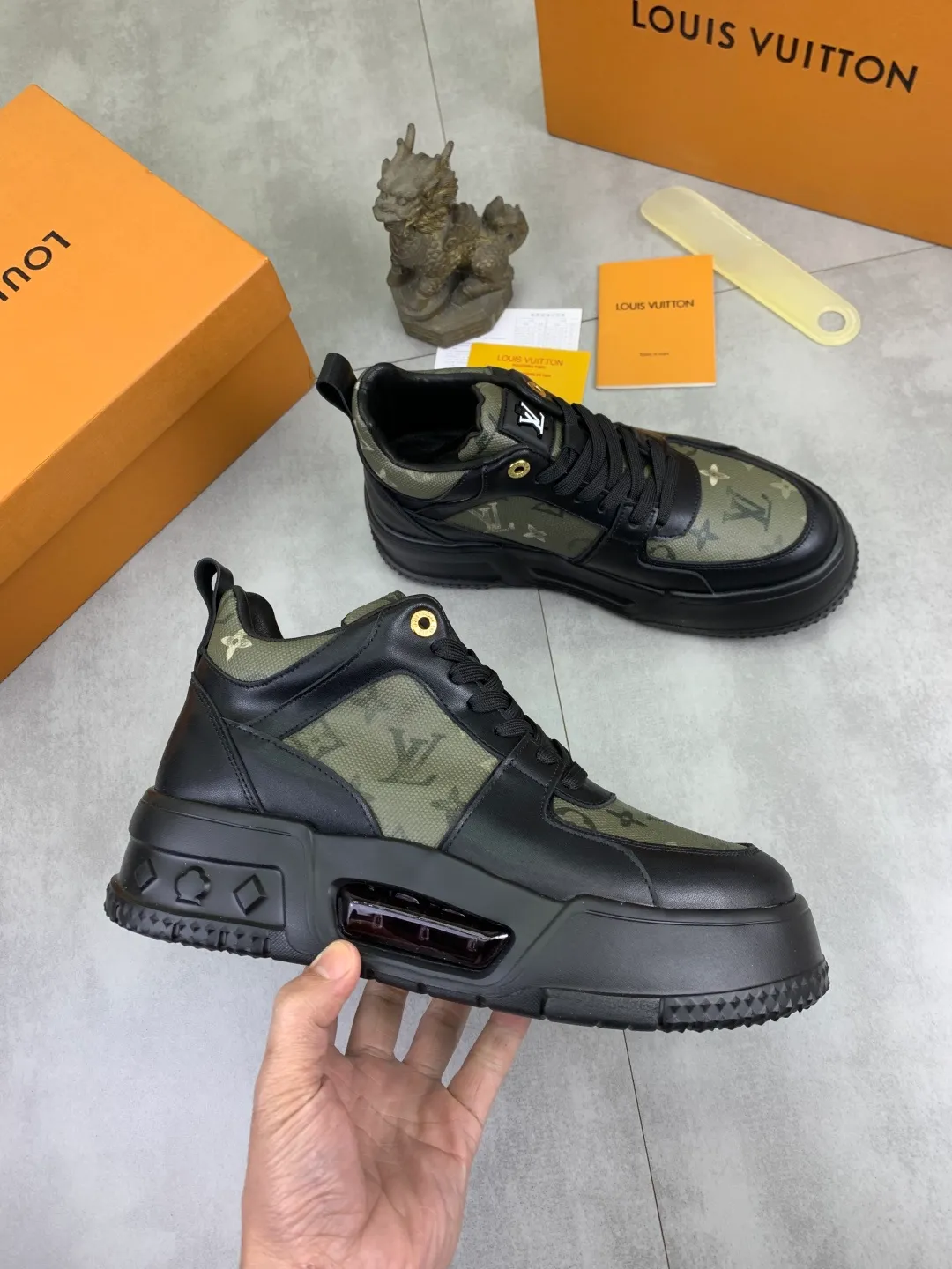 Men's men's shoes 💰P440 new style 💶【LOUIS VUITTON) new high top🍀LV Louis Vuitton *—— LV classic high top trendy shoes! Made of imported original soft calfskin, water-dyed pigskin lining. Original wear-resistant rubber outsole! High quality products! Code number: 38-44 Color: 2️⃣colors available